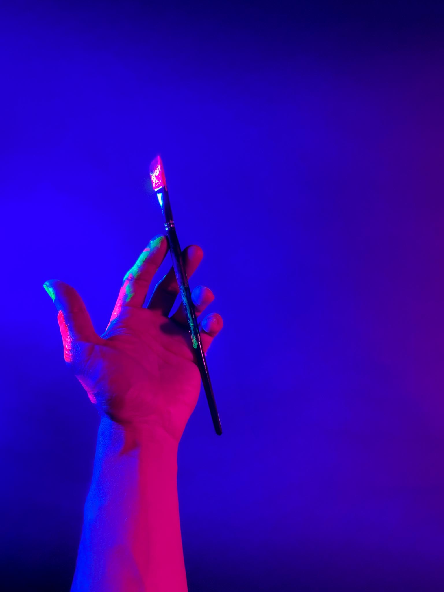 Lonnie Draws hand with paintbrush